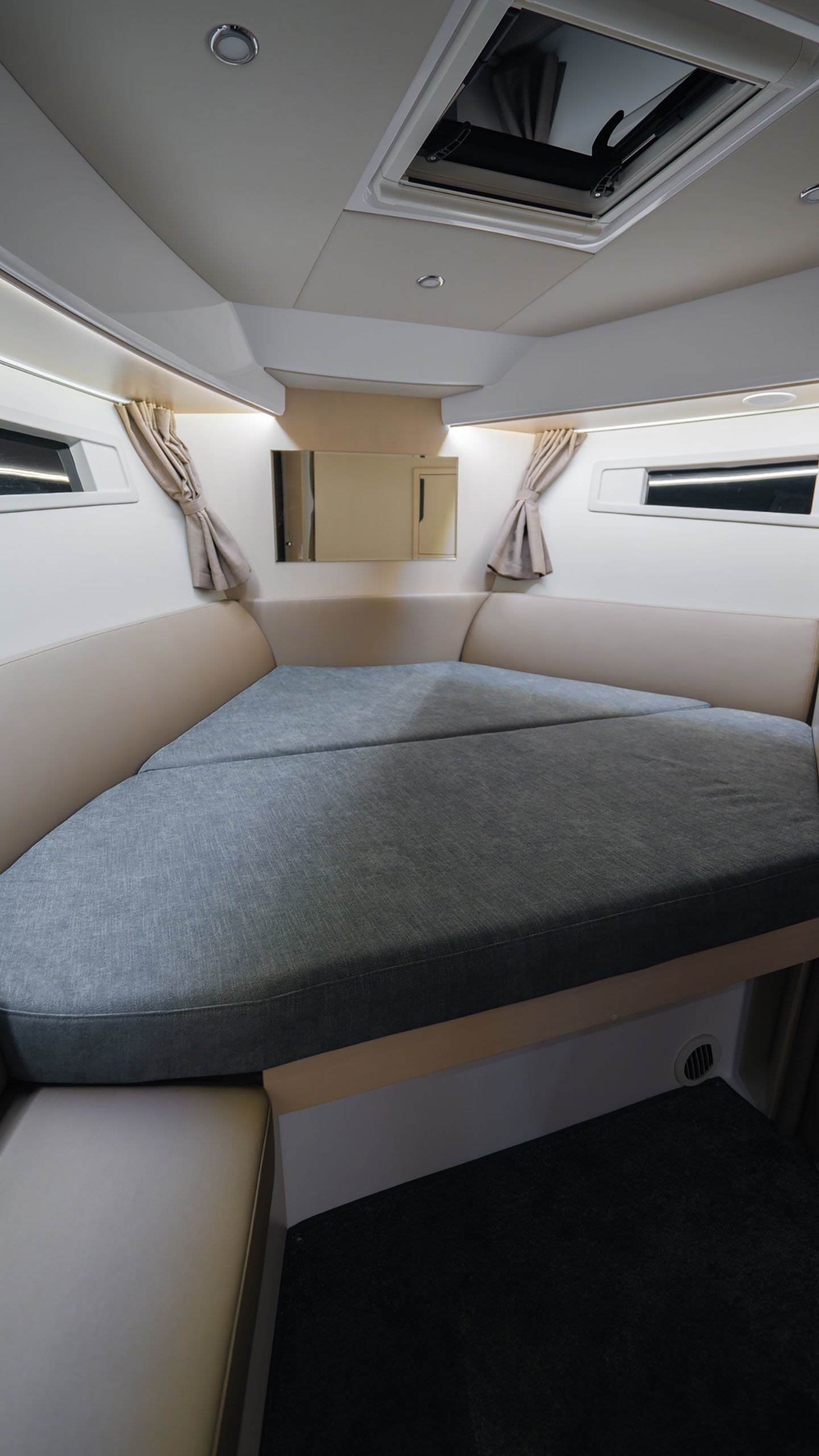 Aquador 400 HT - Bow Cabin