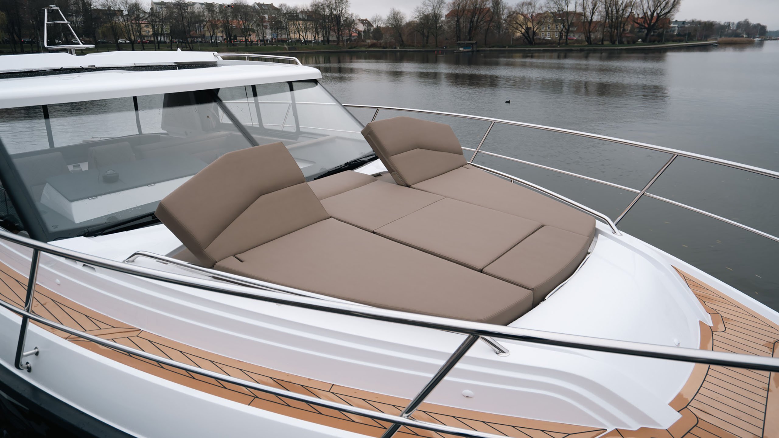 Aquador 400 HT - Bow Deck Sunbed