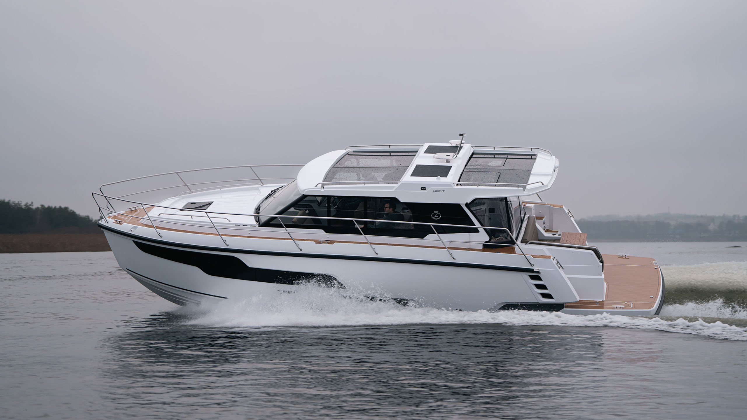 Aquador 400 HT - Hull and Deck - 1
