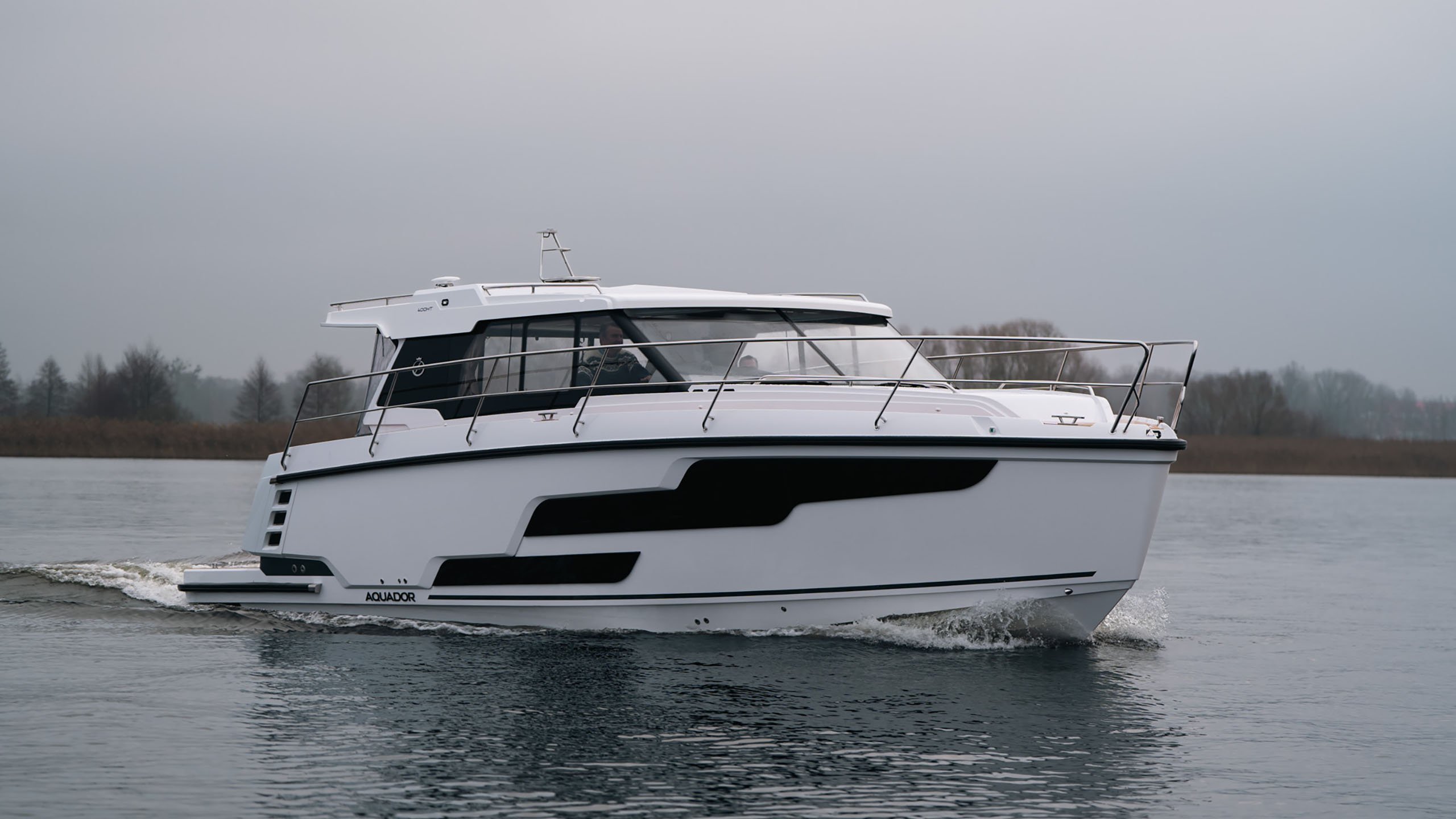 Aquador 400 HT - Hull and Deck - 2