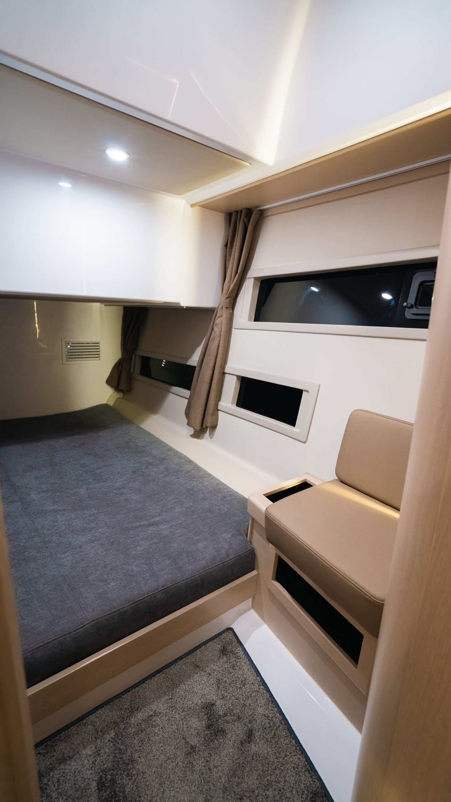 Aquador 400 HT - Port Cabin