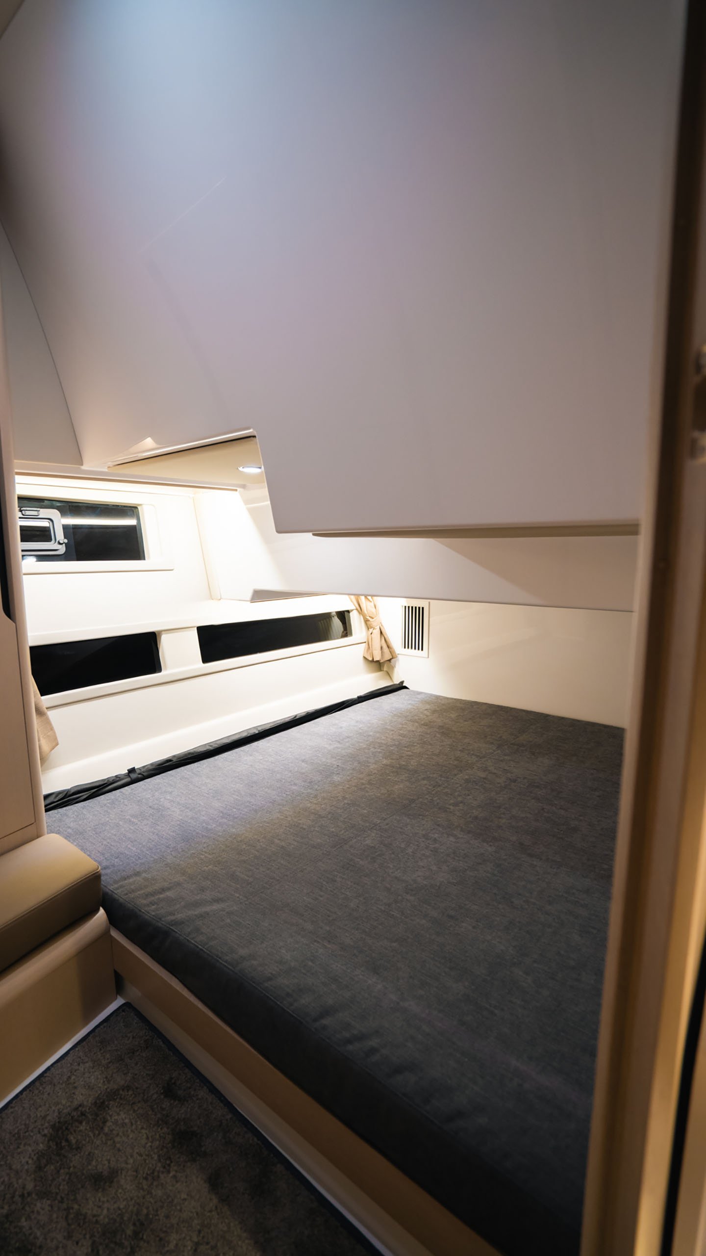 Aquador 400 HT - Starboard Cabin