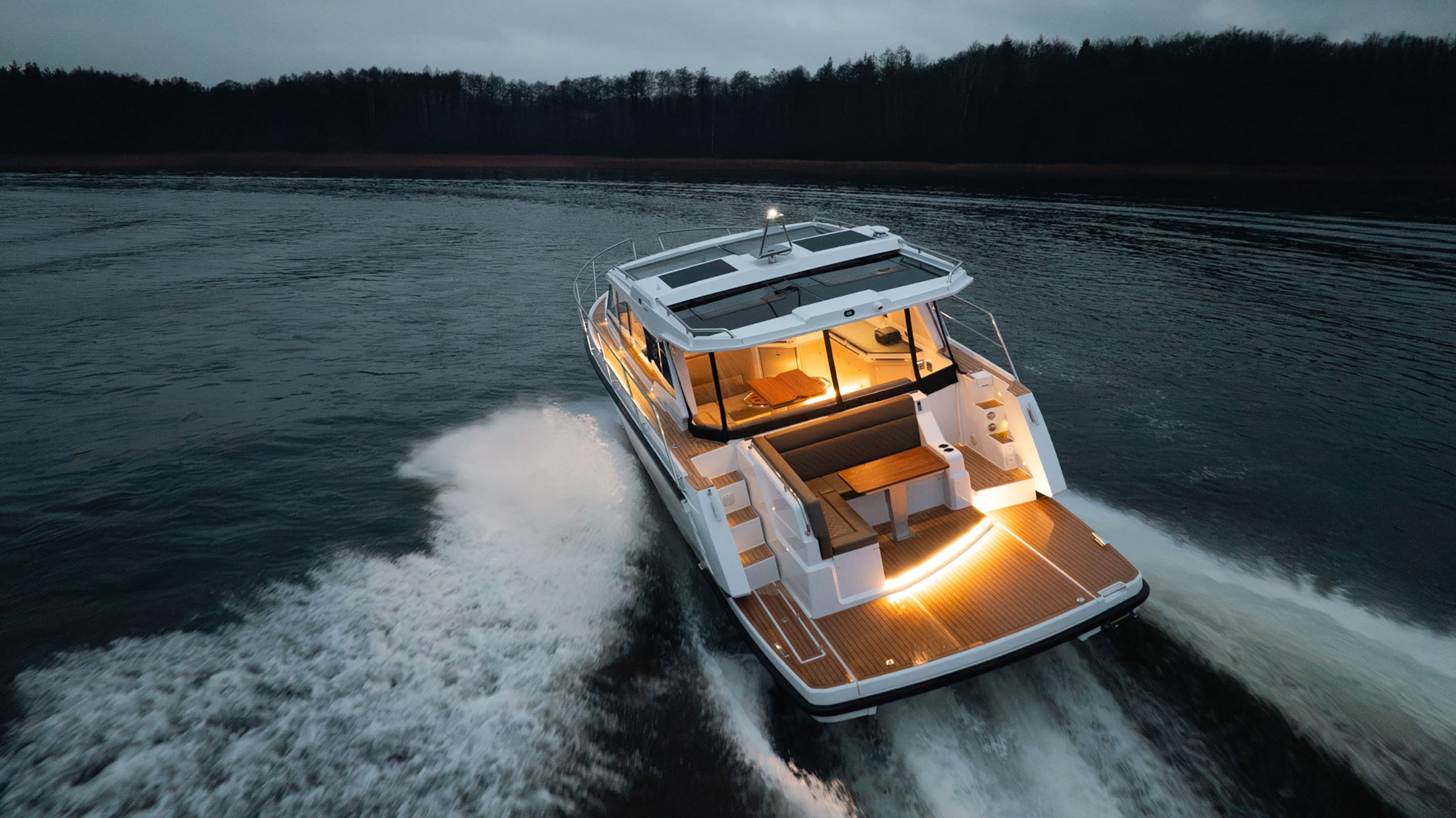 Aquador 400 HT - Swim Platform Lounge
